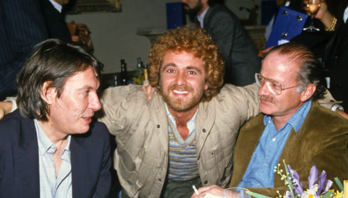 Beppe Grillo abbraccia Fabrizio De André e Gino Paoli