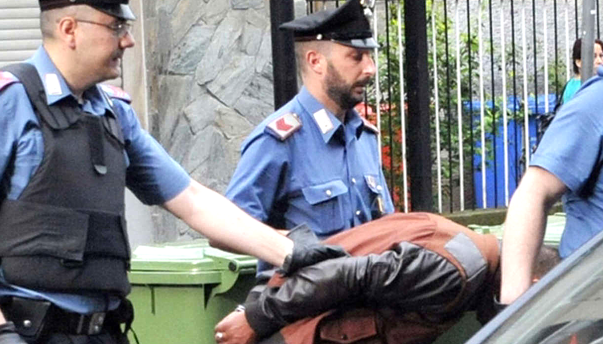Giovane di 22 anni picchia l’ex fidanzata dopo mesi di stalking: arrestato a Bergamo