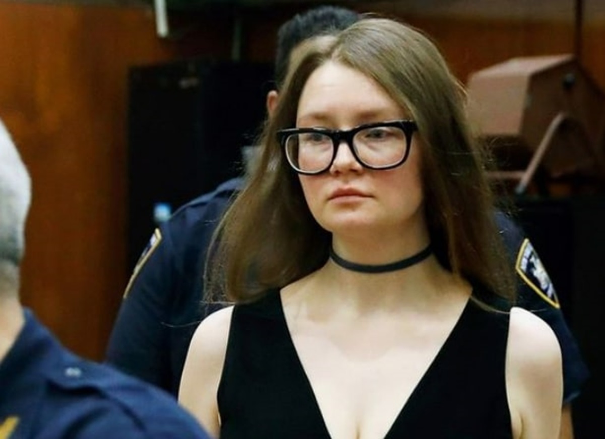 Anna Delvey partecipa a Dancing With The Stars indossando il braccialetto elettronico